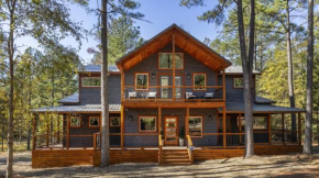 Brand New Hidden Haven Lodge 4 Bdrm,5 and half Bth, Huge outdoor area, Hot tub